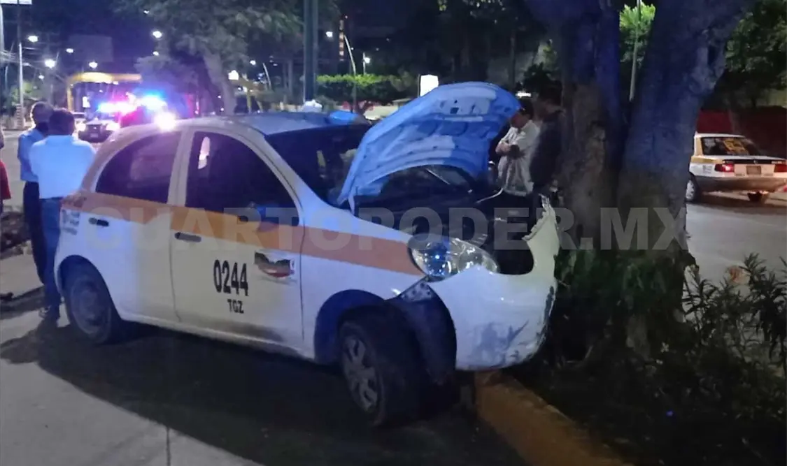 Se estrella taxista en árbol en bulevar