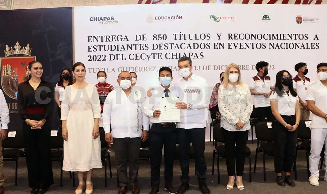 Entrega REC reconocimientos a estudiantes y títulos a egresados