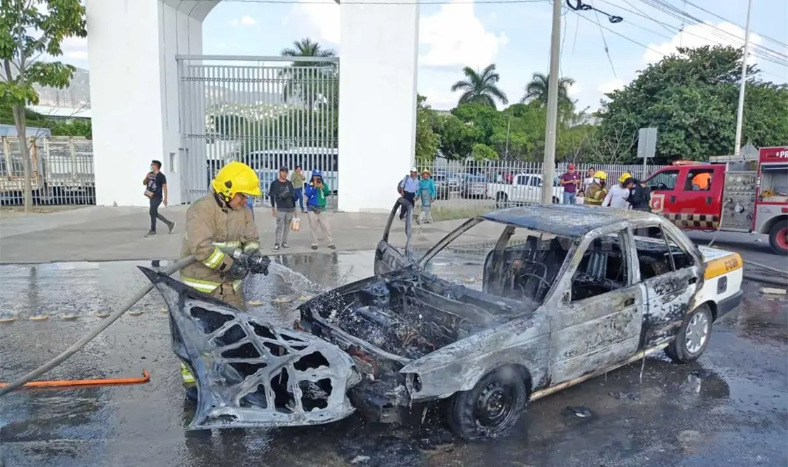 Arde taxi en el crucero de la Torre Chiapas