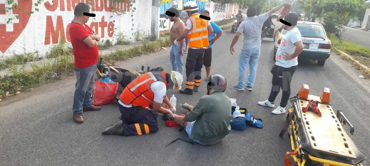 Dos heridos en choque de taxi contra motocicleta