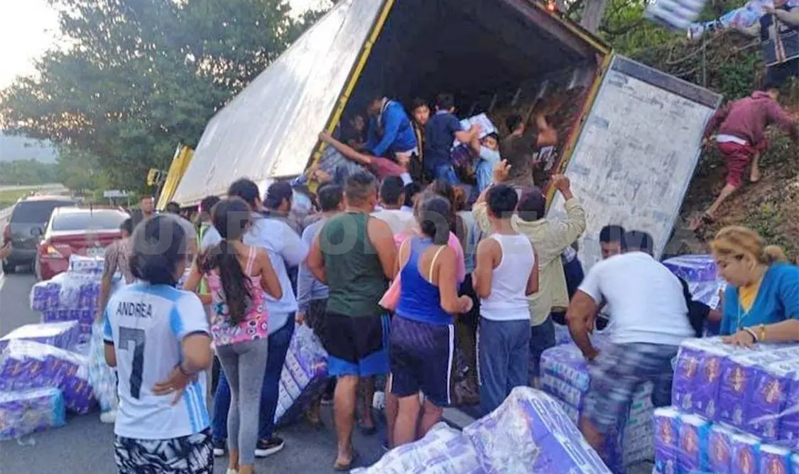 Se accidenta tráiler y turba realiza rapiña
