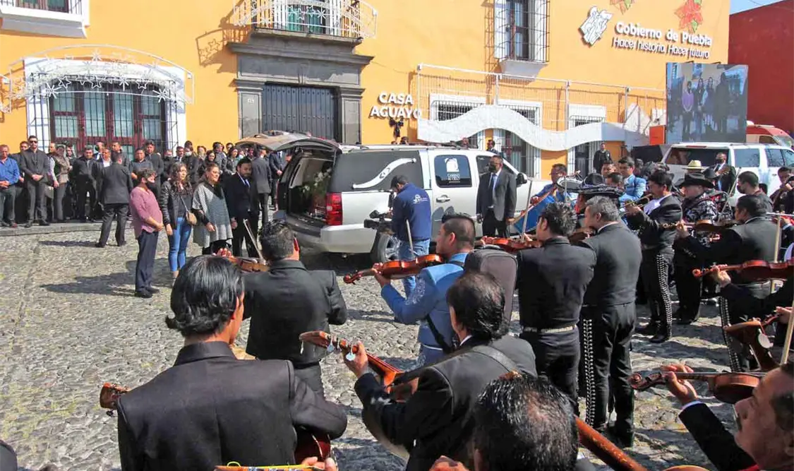 Con mariachis dan último adiós a Miguel Barbosa
