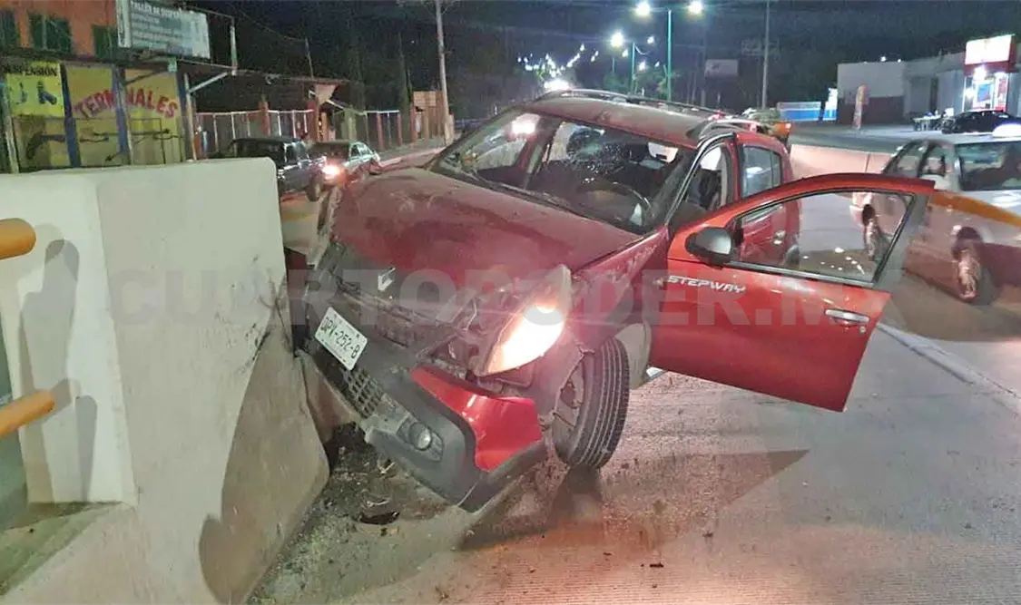 Se estrella camioneta con el puente vehicular