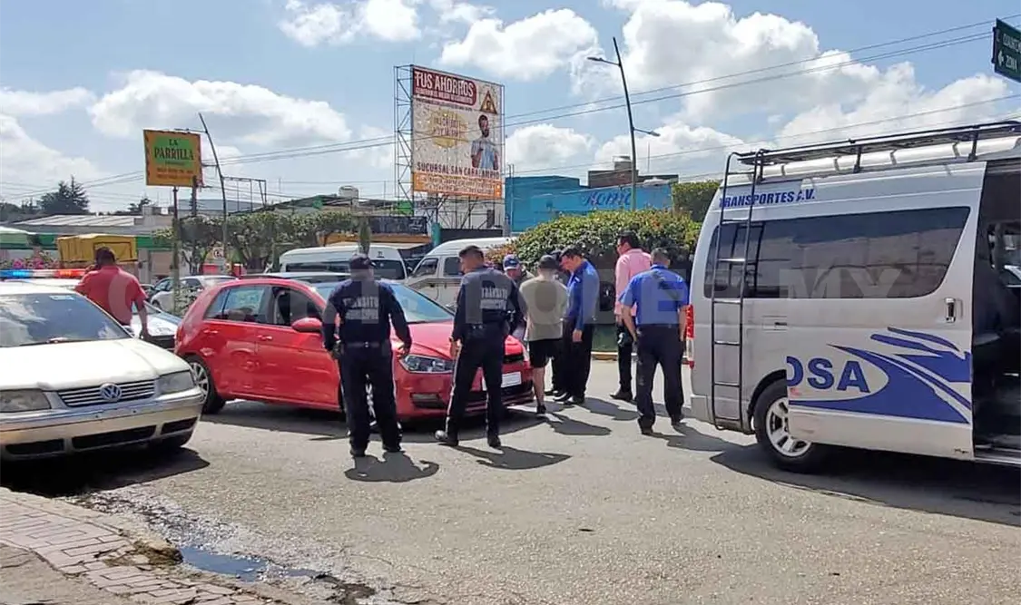 Urvan es chocada por un automóvil particular