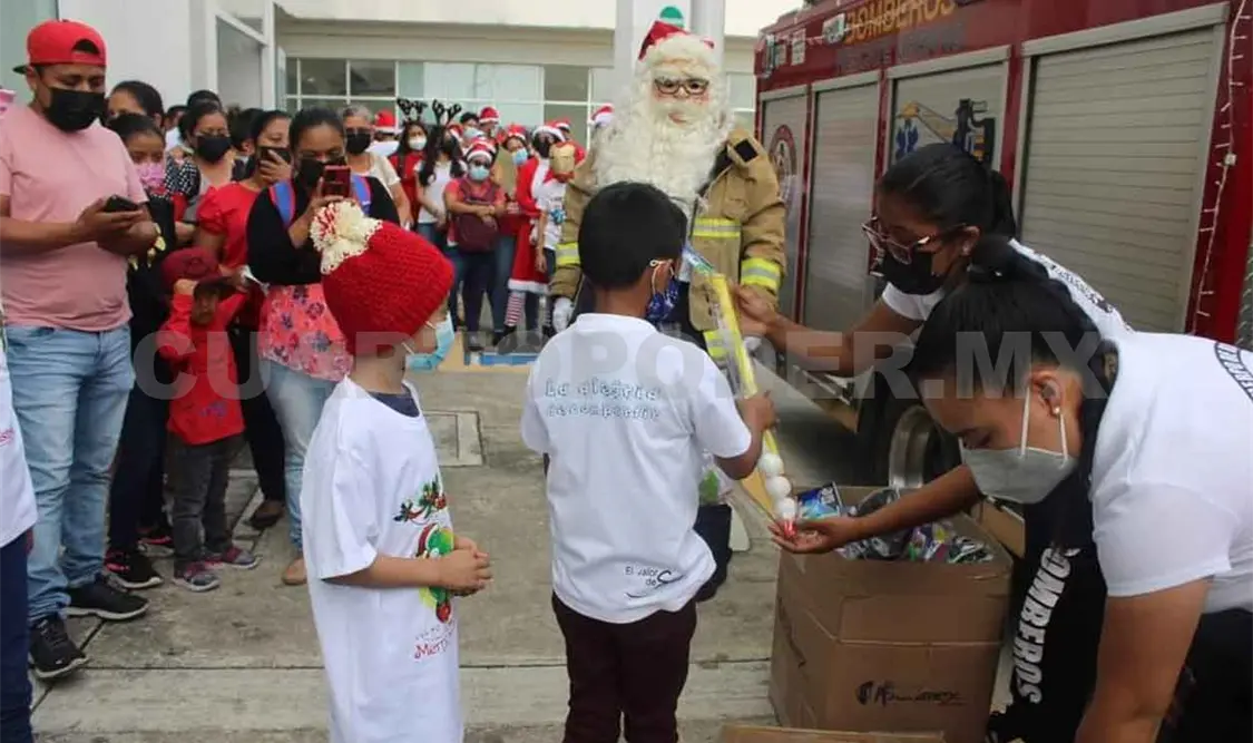 Conviven bomberos con niños con cáncer