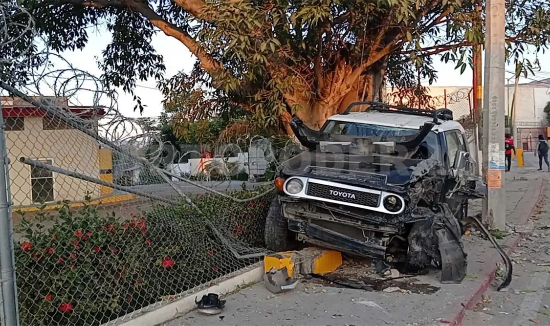 Embiste camioneta varios postes y queda sobre malla