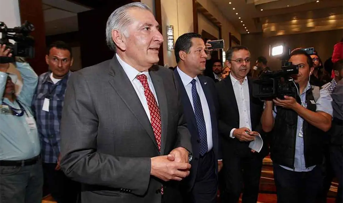 Llama Adán a privilegiar el diálogo en iniciativas