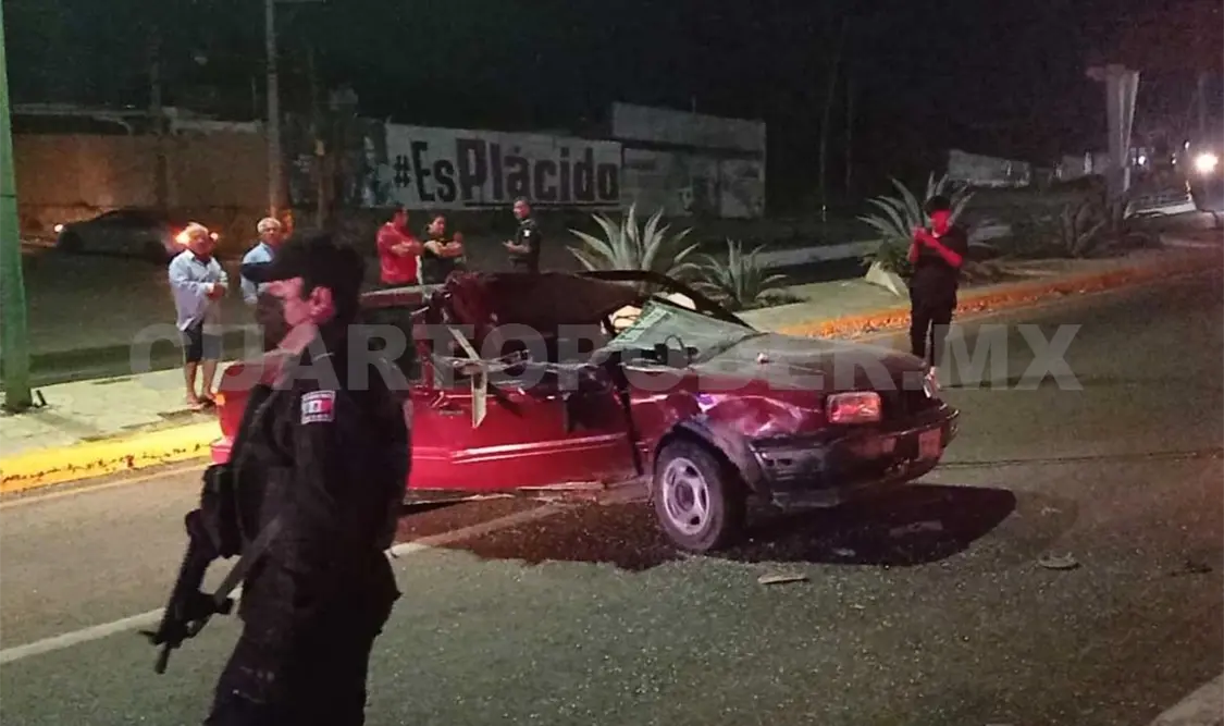 Se estrelló contra camión aparcado