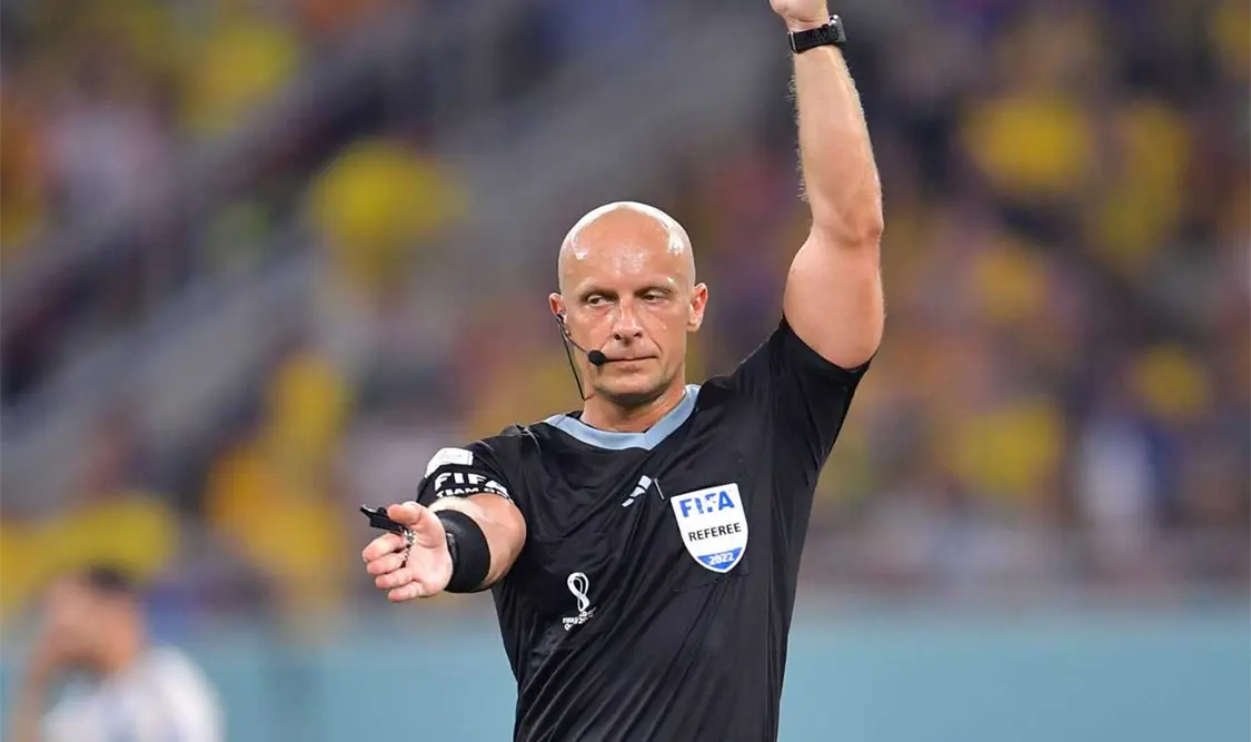 La afición argentina ve la fecha de nacimiento del silbante Szymon Marciniak, quien dirigirá la final este domingo, como ventaja para ganar el mundial. Agencias