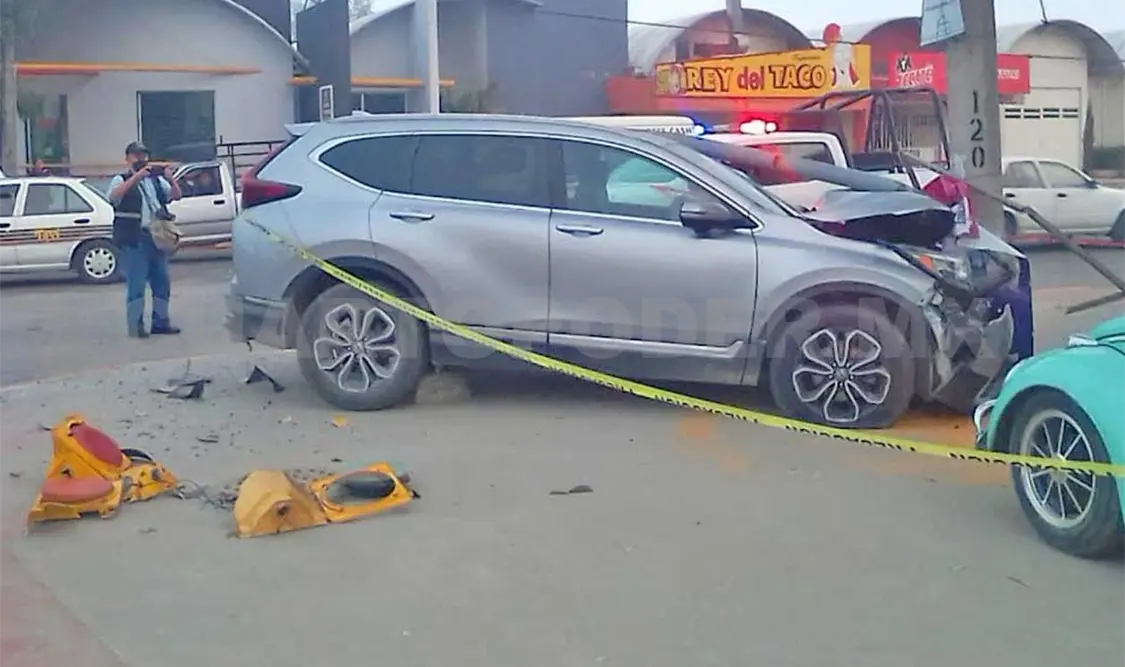 La conductora perdió el control y ocasionó una serie de destrozos, ayer al amanecer en un bulevar de Comitán. Juan Orel / CP