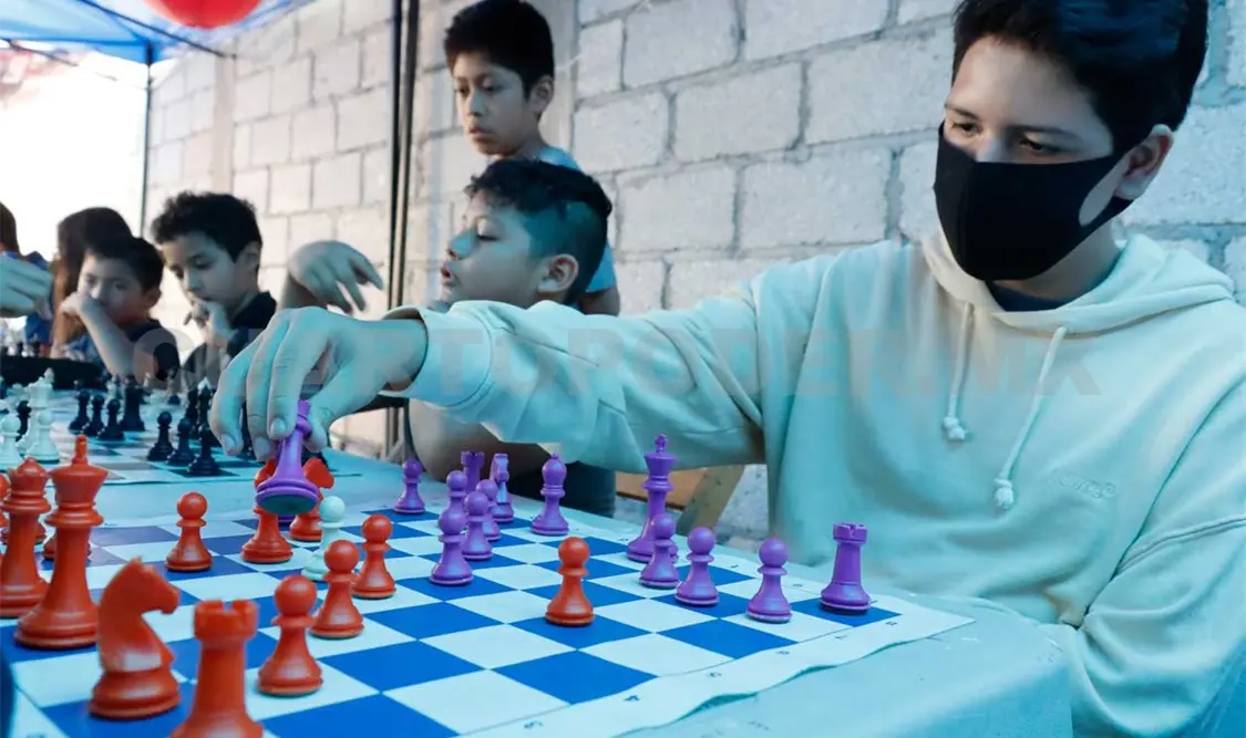 Niños deslizan peones, torres y alfiles