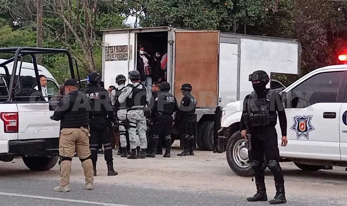 Tras persecución aseguran a 55 migrantes en Chiapa