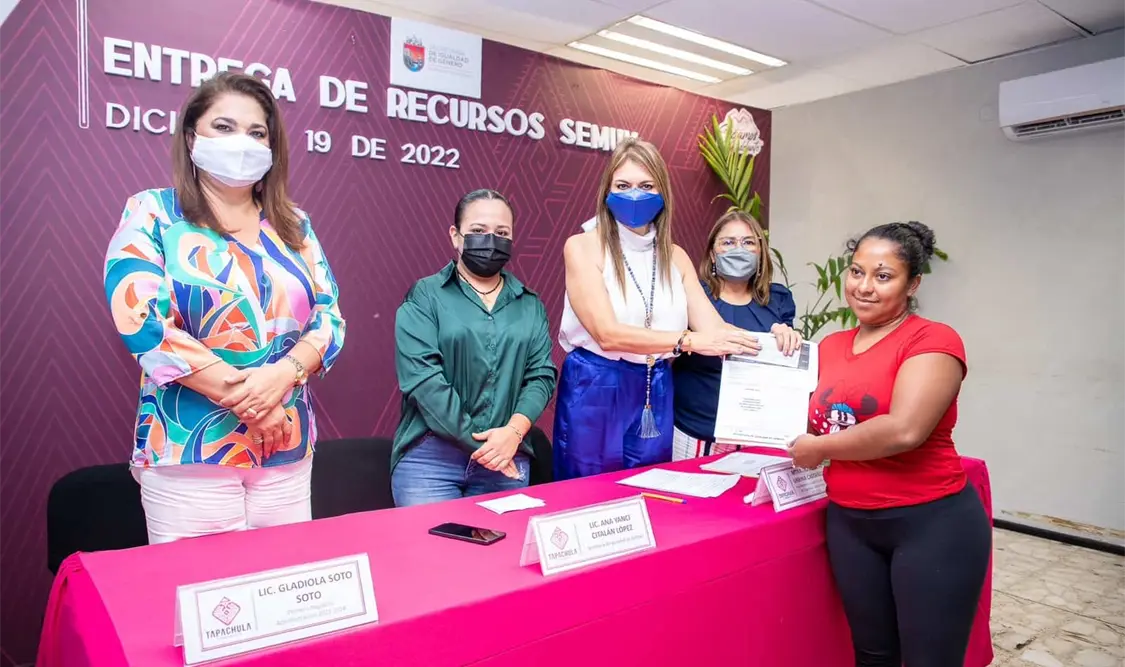 ENTREGA ROSY URBINA APOYOS DEL PROGRAMA SEMUV Y SEMILLAS DE AUTONOMÍA A MUJERES