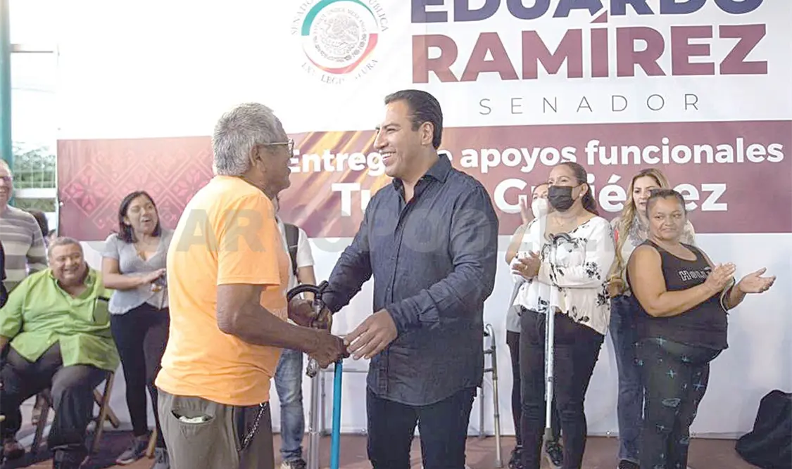 Eduardo Ramírez dialoga y otorga apoyos a tuxtlecos