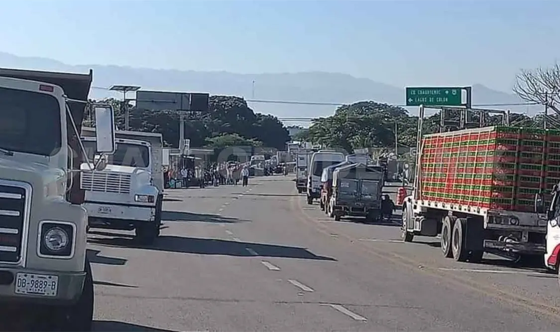 Campesinos bloquean carretera federal