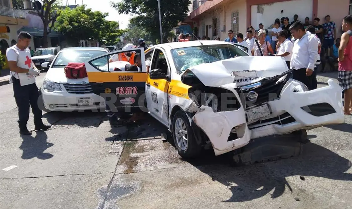 Pareja sale lesionada en aparatoso accidente