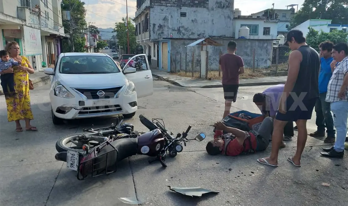 Conductora de un Versa arrolla a motociclista