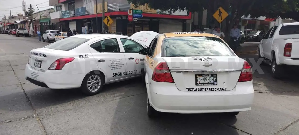 Taxi choca contra vehículo de seguridad privada