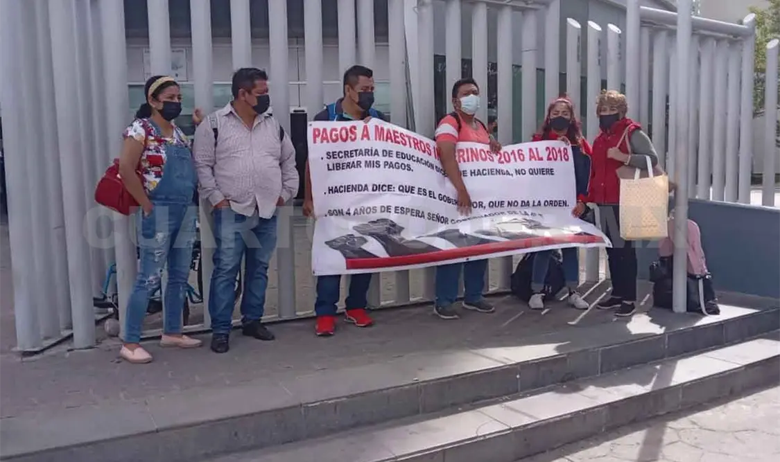 Maestros se manifiestan en la Torre Chiapas