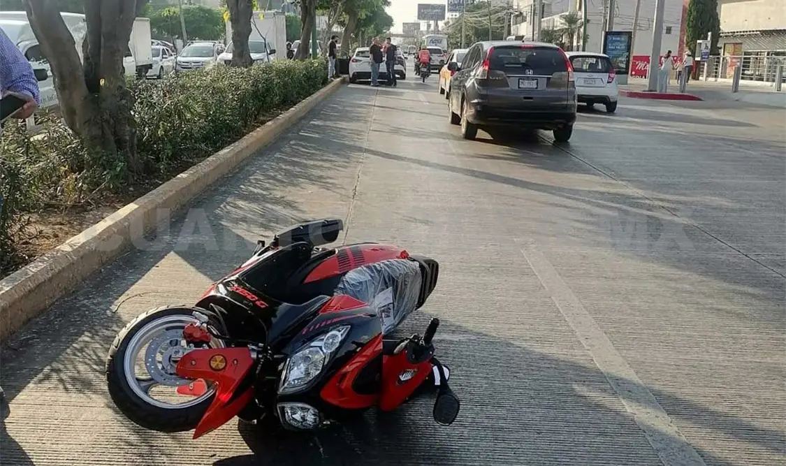 Se impacta motociclista y termina con lesiones