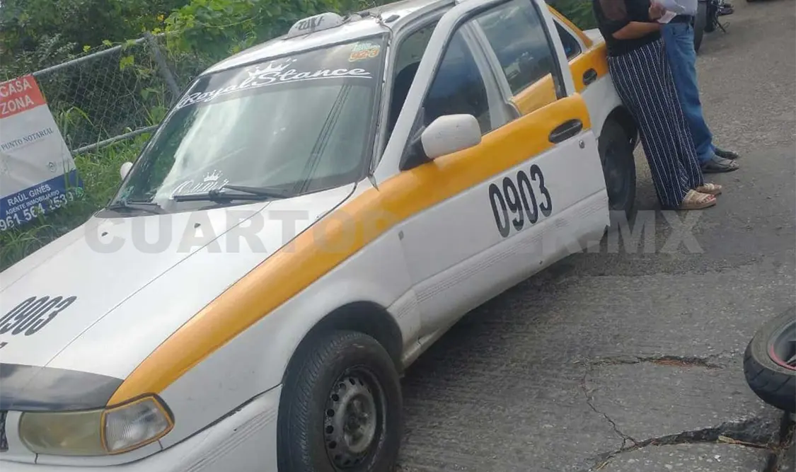 Taxista embiste a un motorista en bulevar
