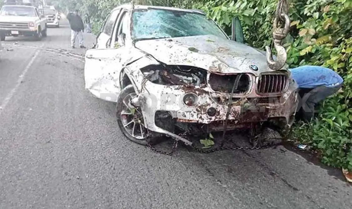 Camioneta cae en un barranco