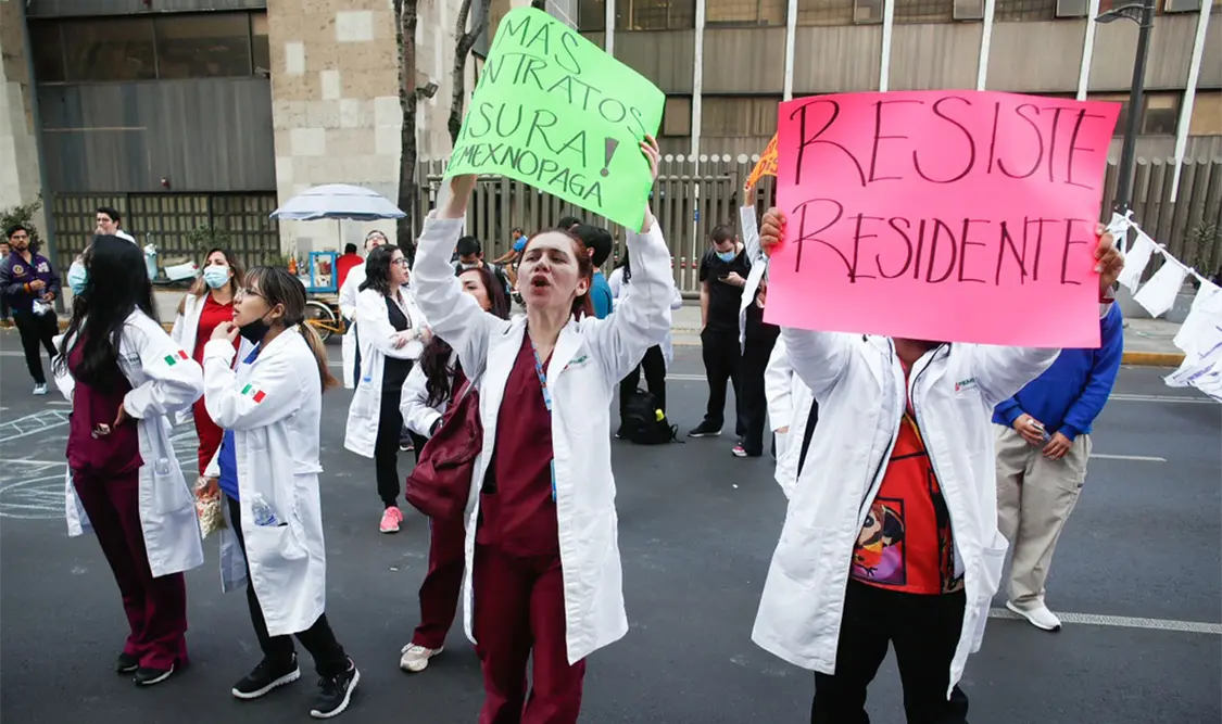 Médicos exigen pagos con manifestación