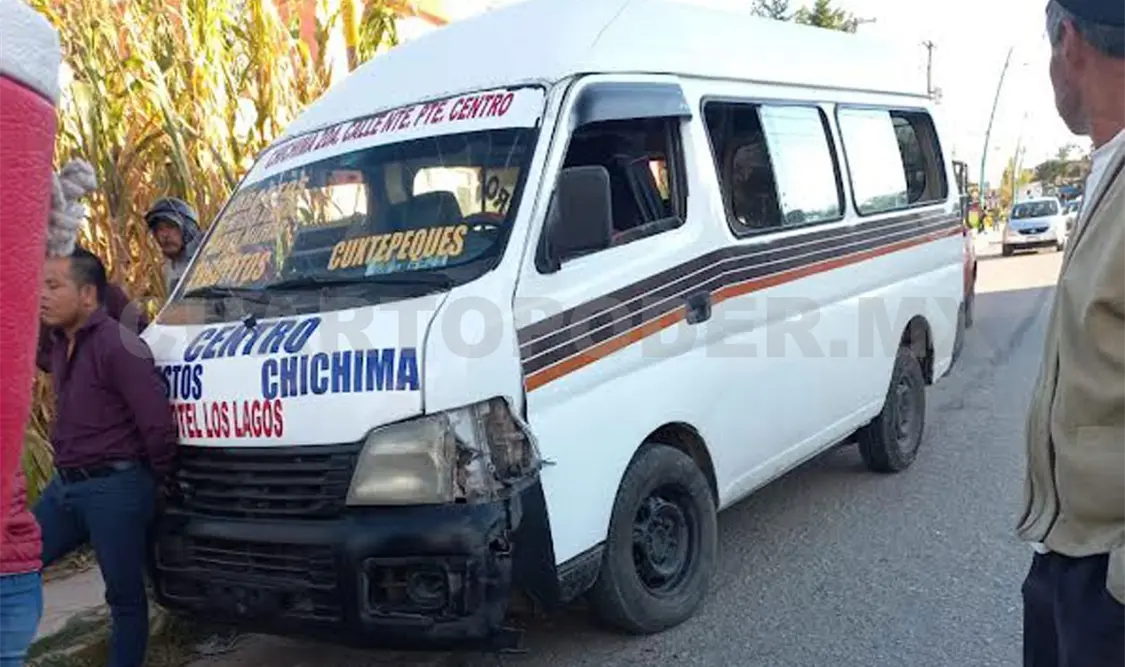 Veloz colectivo arrolla a joven motociclista