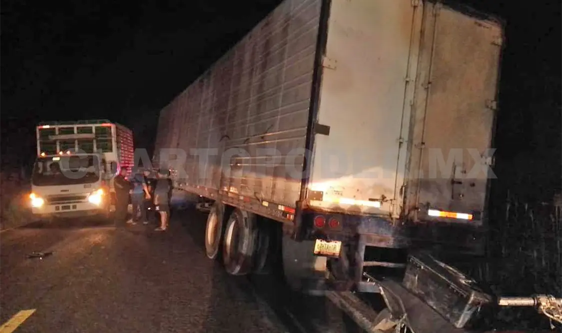 Fallece motociclista al estrellarse en un tráiler