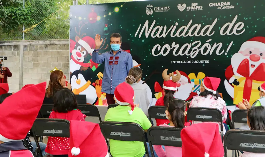 Rutilio Escandón celebra la Navidad y lleva regalos a niñas y niños de la Casa Hogar Infantil del DIF