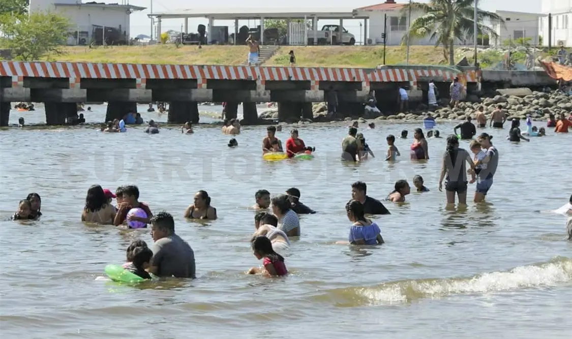 Turistas abarrotan la costa de Chiapas