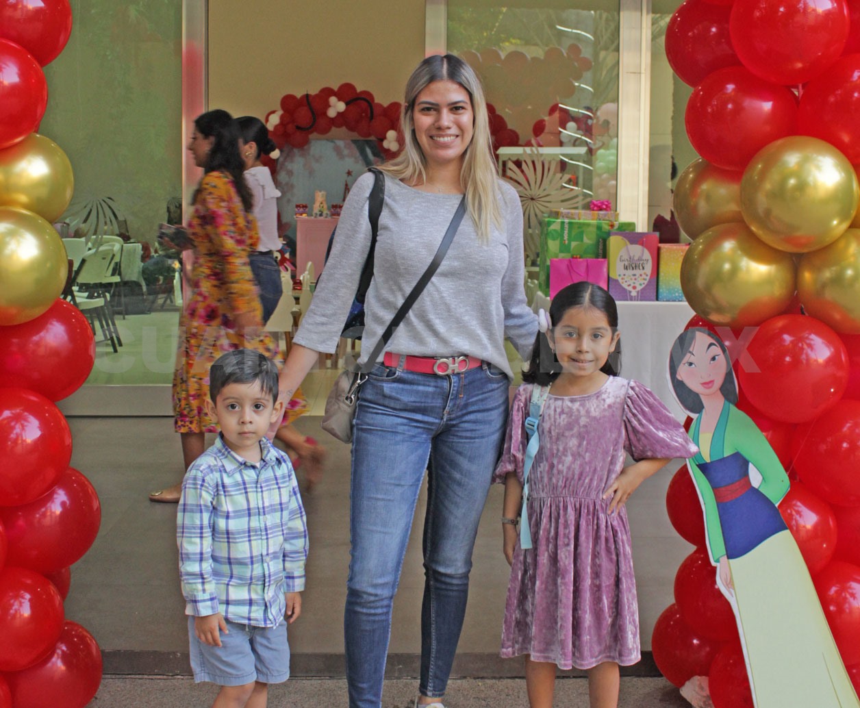 Abrazos y regalos para Marianella