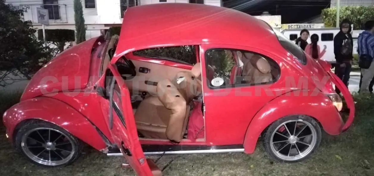 Muere en colisión de camioneta y Vocho