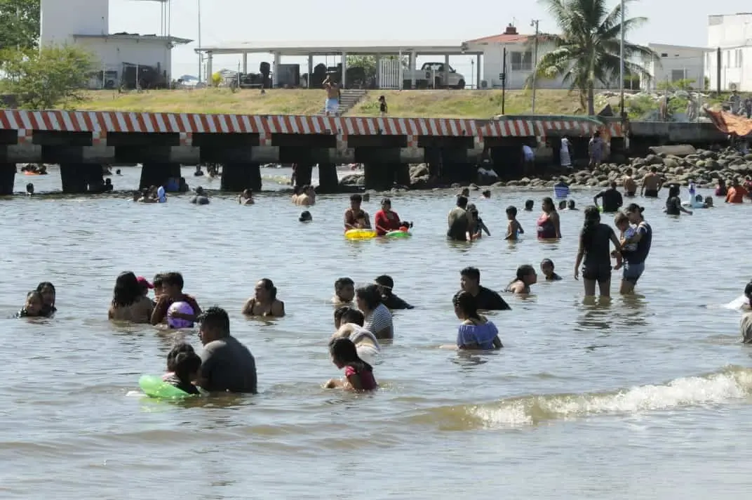 Turistas abarrotan espacios de recreación y descanso de la costa de Chiapas