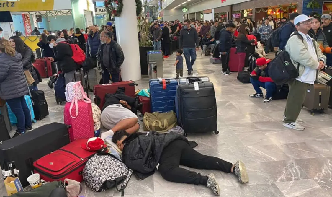 Decenas de personas quedaron varadas esperando la normalización de los vuelos. Cortesía