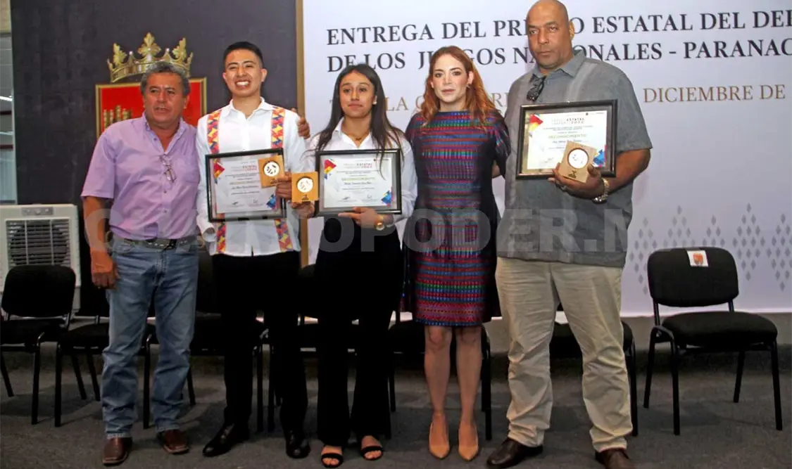 Gobernador entrega estímulos a deportistas