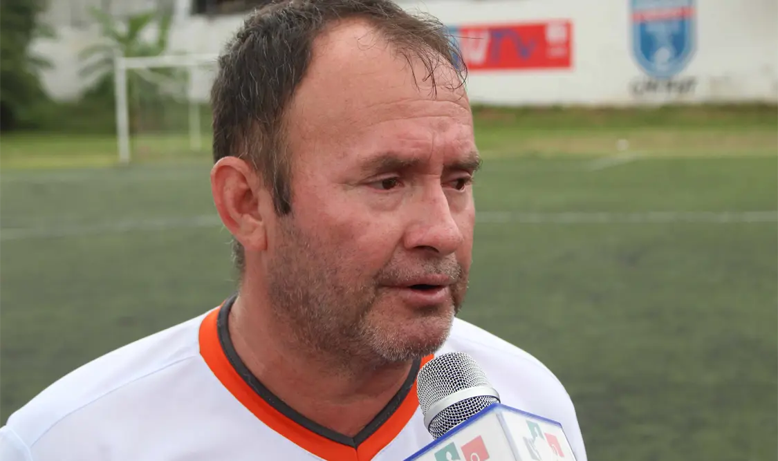El entrenador Julio Aguilar recibió un merecido reconocimiento en su tierra natal. Diego Pérez/CP
