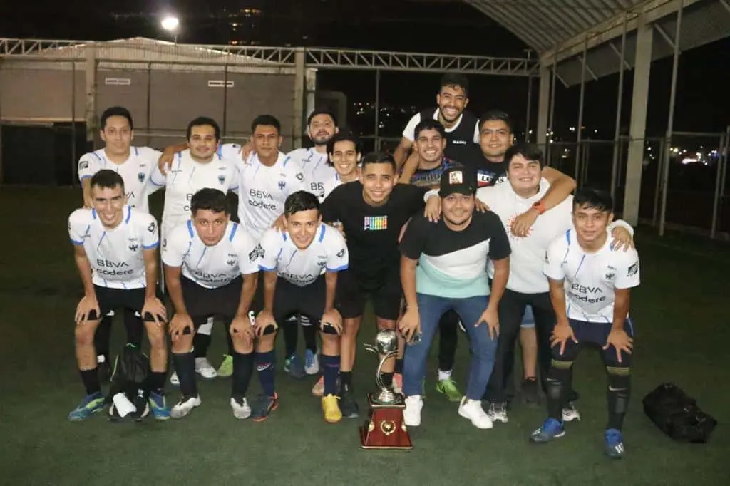 El primer campeonato no tardó en llegar y fue el de la Liga Chivas Tuxtla, que se disputa en las canchas de la Cueva del Tigre. Cortesía