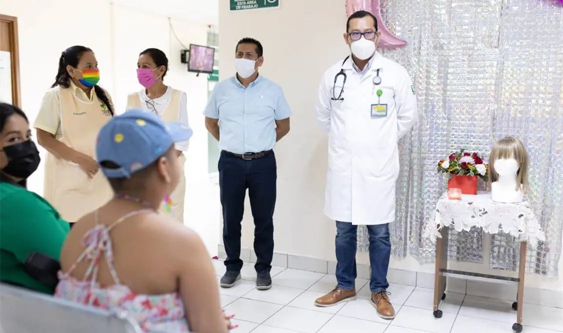 Voluntariado del IMSS Chiapas entrega peluca oncológica a paciente pediátrica