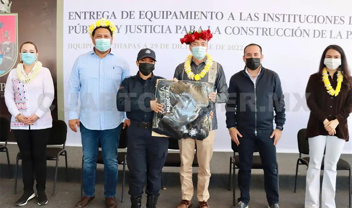 Entrega uniformes a policías e inaugura obra