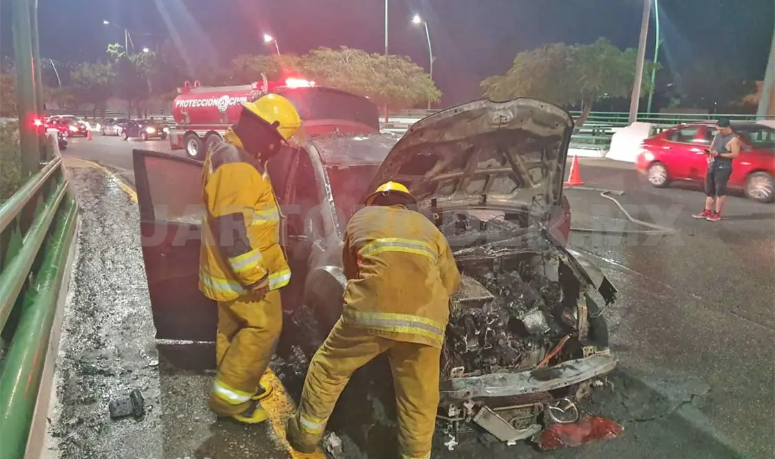 Arde camioneta en el libramiento Norte