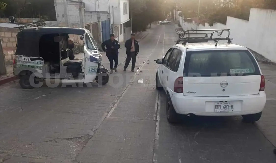 Mototaxi impactado termina volcando