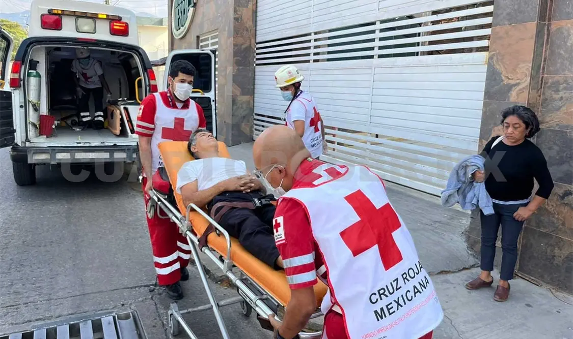 Cae motociclista en una alcantarilla