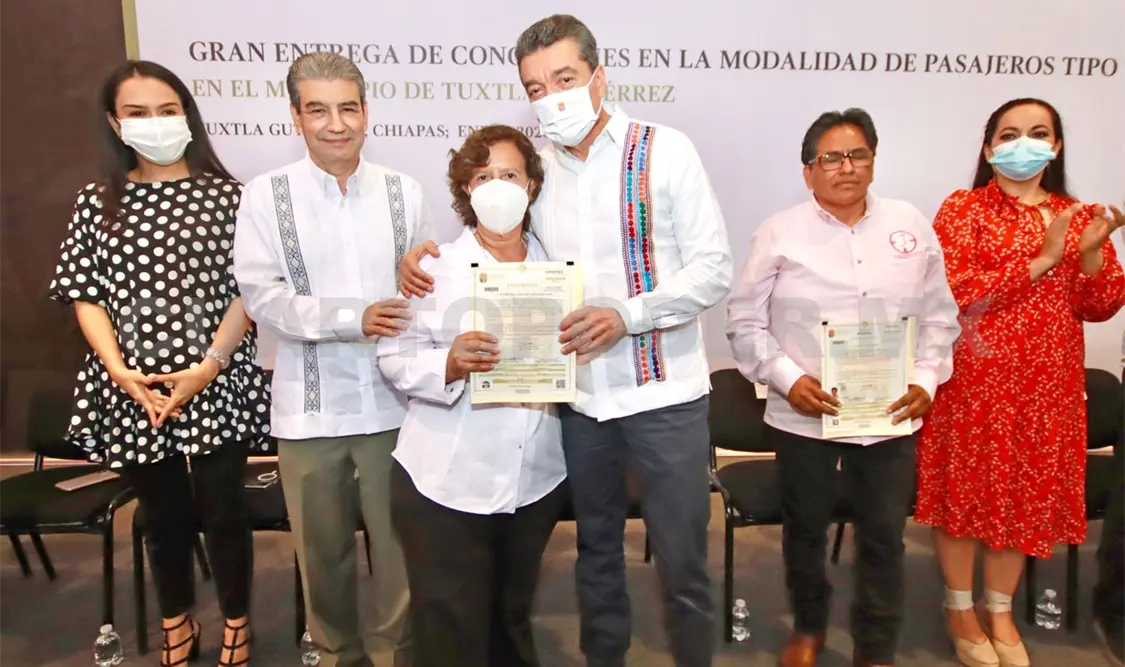 Entrega mil 854 concesiones del transporte público