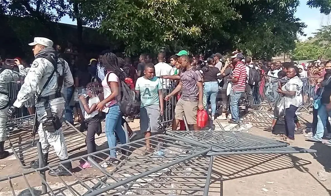 Irrumpe grupo de migrantes en oficinas de Comar