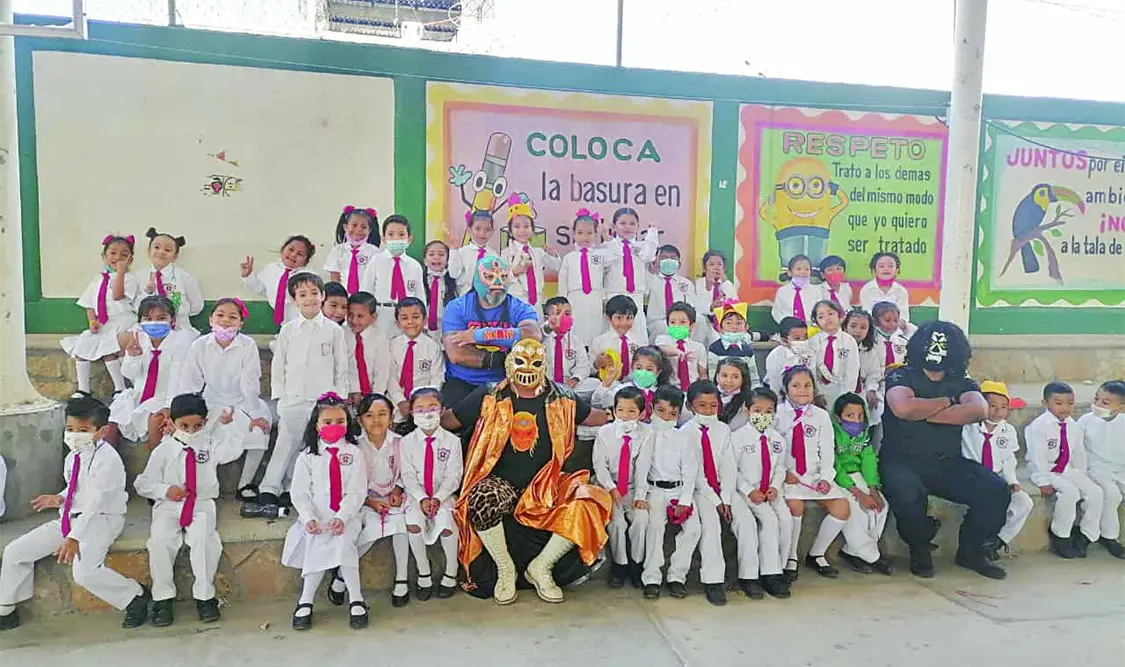 Ah Kin busca llamar la atención de las niñas y niños con su personaje de luchador para poder llevar hasta las escuelas un mensaje positivo. Cortesía