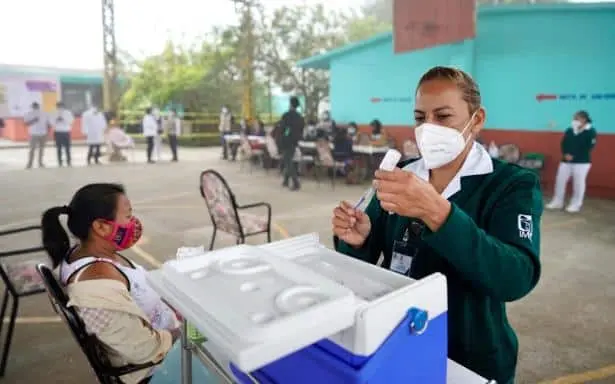 Reinicia IMSS Chiapas vacunación de refuerzo a mayores de 18 años