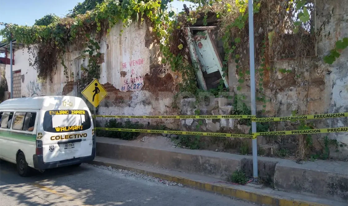 Acordonan zona de riesgo en vivienda deteriorada