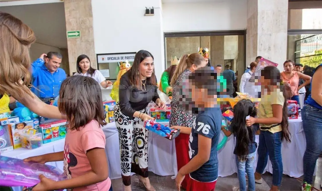 Entrega Voluntariado juguetes por el Día de Reyes