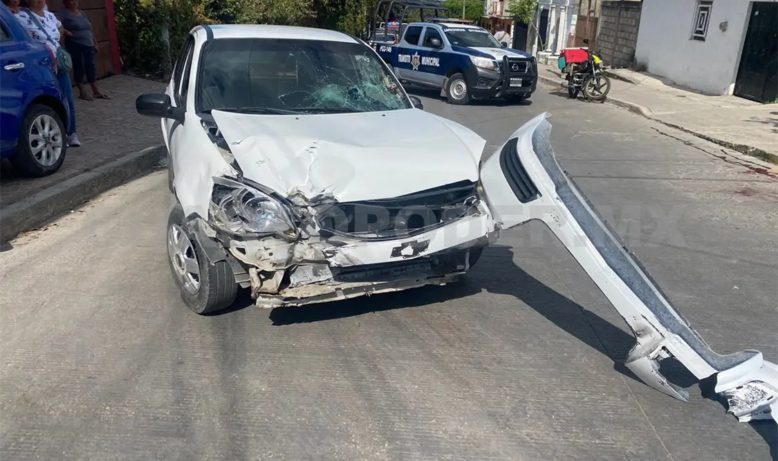 Embisten a motociclista y termina grave de salud